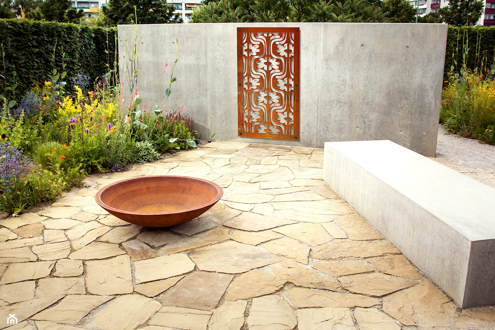 Panel ażurowy ze stali corten na betonowej ścianie w ogrodzie - zdjęcie od RAGGIO - Homebook