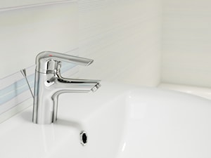 Inspiracje łazienki - Mała na poddaszu bez okna łazienka, styl minimalistyczny - zdjęcie od Cersanit