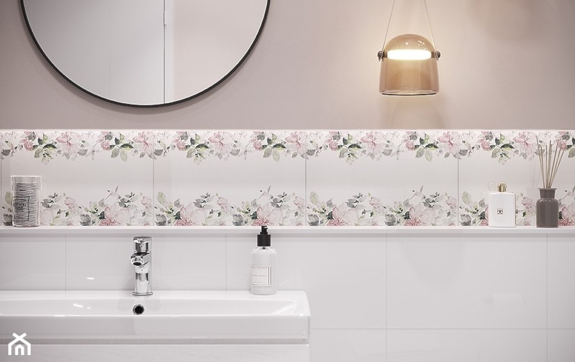 łazienka w kwiatowym motywem