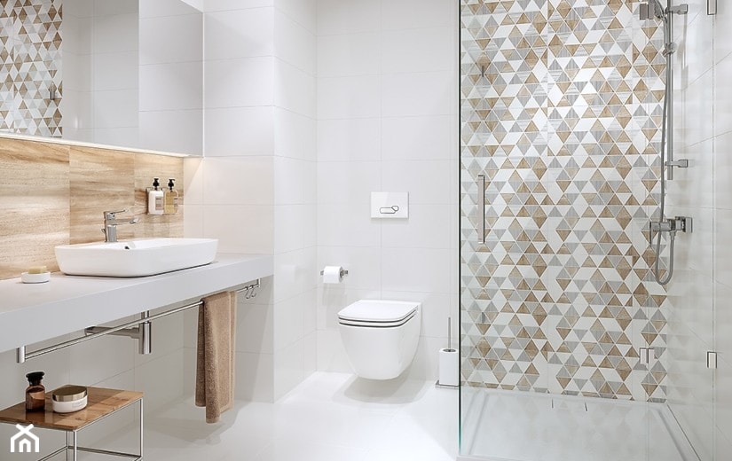 łazienka w stylu skandynawskim, drewniane akcenty w białej łazience