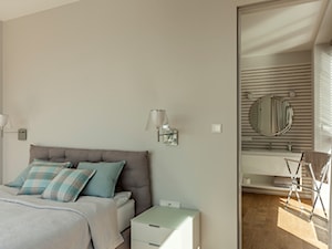 Apartament Baltiq Plaza - Średnia szara sypialnia z łazienką - zdjęcie od masz design Magdalena Szwedowska