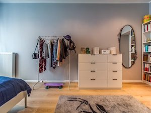Mieszkanie prywatne Gdynia - Średnia szara sypialnia - zdjęcie od masz design Magdalena Szwedowska
