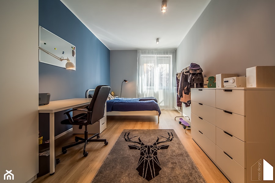 Mieszkanie prywatne Gdynia - Średnia niebieska szara z biurkiem sypialnia z balkonem / tarasem - zdjęcie od masz design Magdalena Szwedowska