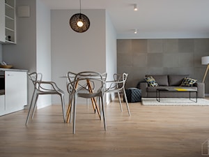 Mieszkanie na wynajem Silver House Gdynia - Duża szara jadalnia w salonie w kuchni - zdjęcie od masz design Magdalena Szwedowska