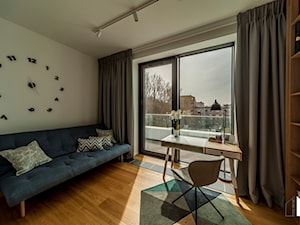 Apartament Baltiq Plaza - Średni biały salon z tarasem / balkonem z bibiloteczką - zdjęcie od masz design Magdalena Szwedowska