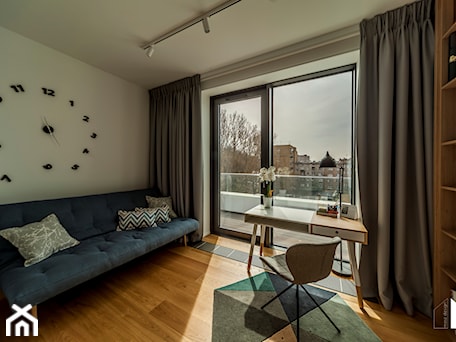 Aranżacje wnętrz - Salon: Apartament Baltiq Plaza - Średni biały salon z tarasem / balkonem z bibiloteczką - masz design Magdalena Szwedowska. Przeglądaj, dodawaj i zapisuj najlepsze zdjęcia, pomysły i inspiracje designerskie. W bazie mamy już prawie milion fotografii!