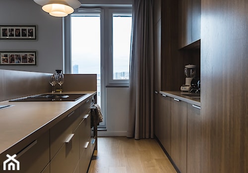 Mieszkanie inwestycja Awiator Gdańsk - Średnia otwarta z kamiennym blatem szara z zabudowaną lodówką z lodówką wolnostojącą kuchnia dwurzędowa z oknem - zdjęcie od masz design Magdalena Szwedowska