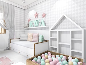 Średni biały szary pokój dziecka dla dziecka dla dziewczynki, styl skandynawski - zdjęcie od I&W pracownia