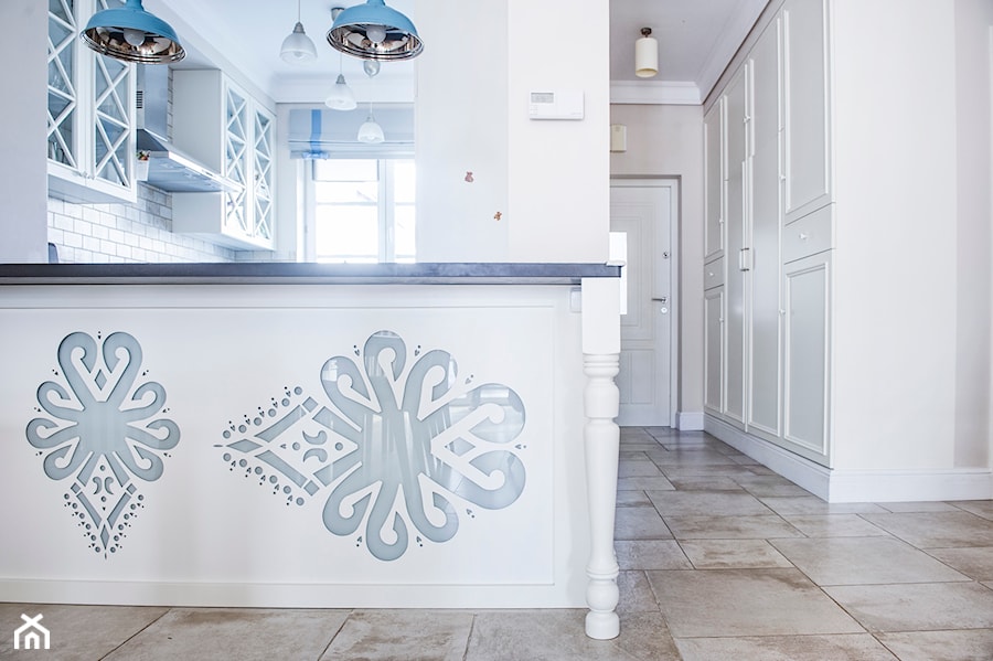 EG PROJEKT Prowansja - Mała otwarta biała szara z zabudowaną lodówką kuchnia w kształcie litery l z oknem - zdjęcie od Dauksza Foto