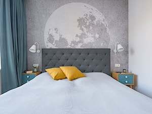 EG PROJEKT - Mała biała szara sypialnia, styl nowoczesny - zdjęcie od Dauksza Foto
