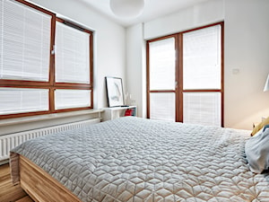 EG PROJEKT - Średnia biała sypialnia z balkonem / tarasem, styl minimalistyczny - zdjęcie od Dauksza Foto