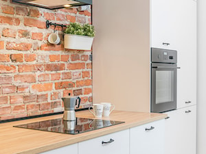 LIVING BOX - Średnia otwarta z salonem biała z zabudowaną lodówką kuchnia jednorzędowa, styl industrialny - zdjęcie od Dauksza Foto