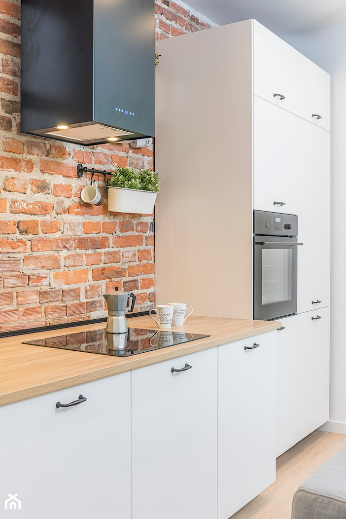 LIVING BOX - Średnia otwarta z salonem biała z zabudowaną lodówką kuchnia jednorzędowa, styl industrialny - zdjęcie od Dauksza Foto - Homebook