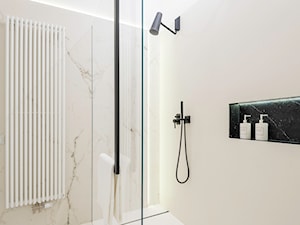 NASCITURUS DESIGN - Bez okna z marmurową podłogą łazienka, styl nowoczesny - zdjęcie od Dauksza Foto