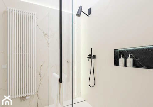 NASCITURUS DESIGN - Bez okna z marmurową podłogą łazienka, styl nowoczesny - zdjęcie od Dauksza Foto