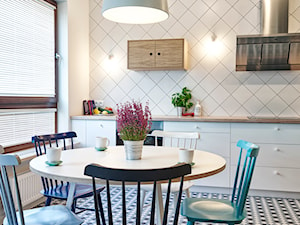 EG PROJEKT - Średnia zamknięta z kamiennym blatem biała z zabudowaną lodówką kuchnia jednorzędowa z oknem, styl minimalistyczny - zdjęcie od Dauksza Foto