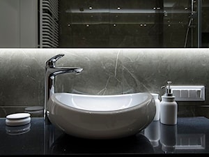 KATE&CO - Mała bez okna z lustrem z punktowym oświetleniem łazienka, styl nowoczesny - zdjęcie od Dauksza Foto