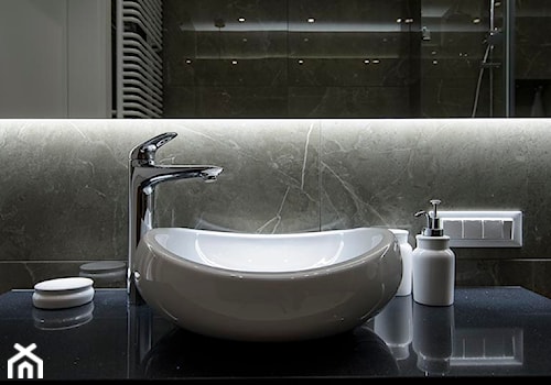 KATE&CO - Mała bez okna z lustrem z punktowym oświetleniem łazienka, styl nowoczesny - zdjęcie od Dauksza Foto