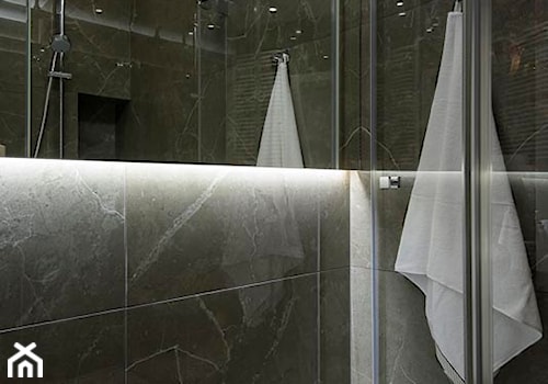 KATE&CO - Mała bez okna z lustrem z punktowym oświetleniem łazienka - zdjęcie od Dauksza Foto