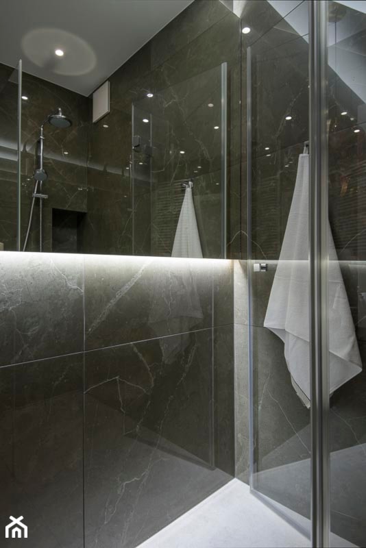 KATE&CO - Mała bez okna z lustrem z punktowym oświetleniem łazienka - zdjęcie od Dauksza Foto