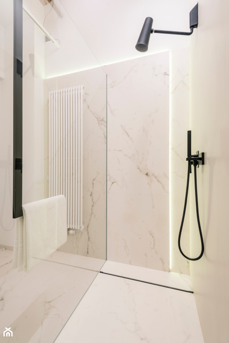 Mała bez okna z marmurową podłogą łazienka, styl nowoczesny - zdjęcie od Dauksza Foto