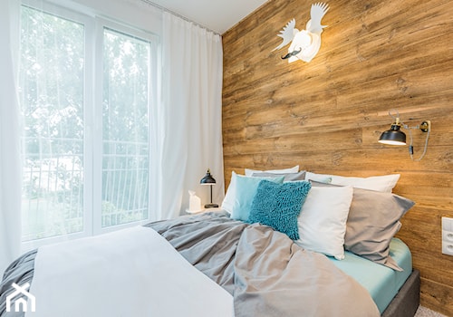 LIVING BOX - Średnia biała sypialnia z balkonem / tarasem, styl skandynawski - zdjęcie od Dauksza Foto