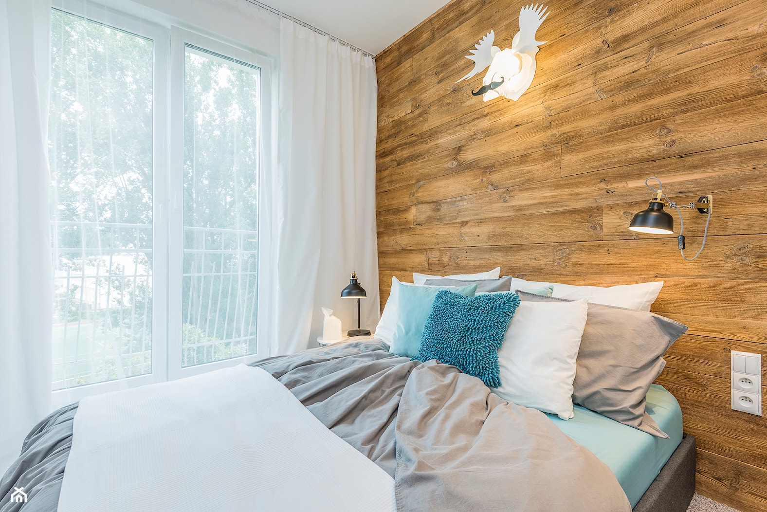 LIVING BOX - Średnia biała sypialnia z balkonem / tarasem, styl skandynawski - zdjęcie od Dauksza Foto - Homebook