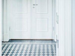 by EWELINA GOLINOWSKA - Średni biały szary hol / przedpokój, styl nowoczesny - zdjęcie od Dauksza Foto