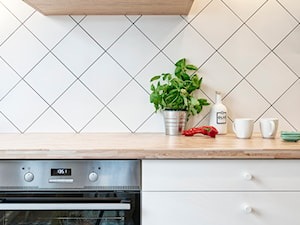 EG PROJEKT - Średnia biała z zabudowaną lodówką kuchnia jednorzędowa, styl minimalistyczny - zdjęcie od Dauksza Foto