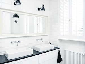 by EWELINA GOLINOWSKA - Z lustrem z dwoma umywalkami łazienka z oknem, styl nowoczesny - zdjęcie od Dauksza Foto