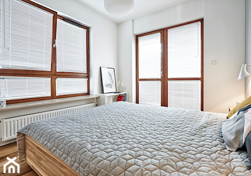 Średnia biała sypialnia z balkonem / tarasem, styl minimalistyczny - zdjęcie od Dauksza Foto