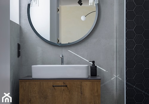 POLISZ DESIGN by KATE&CO - Mała z lustrem łazienka z oknem, styl nowoczesny - zdjęcie od Dauksza Foto