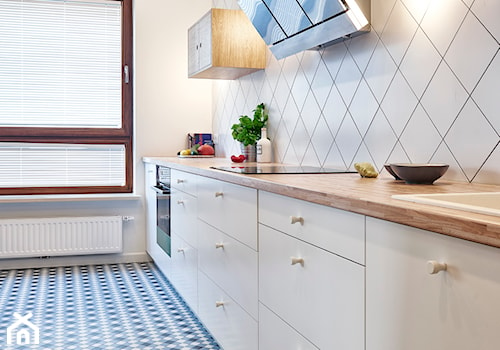 EG PROJEKT - Średnia zamknięta szara z zabudowaną lodówką z nablatowym zlewozmywakiem kuchnia jednorzędowa z oknem, styl minimalistyczny - zdjęcie od Dauksza Foto