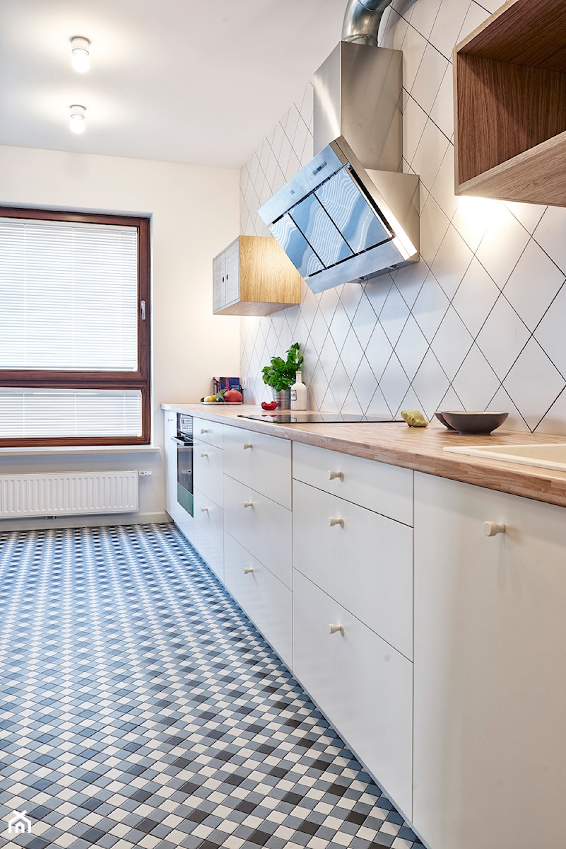 EG PROJEKT - Średnia zamknięta szara z zabudowaną lodówką z nablatowym zlewozmywakiem kuchnia jednorzędowa z oknem, styl minimalistyczny - zdjęcie od Dauksza Foto