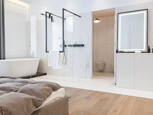 NASCITURUS DESIGN - Średnia biała sypialnia z łazienką, styl glamour - zdjęcie od Dauksza Foto