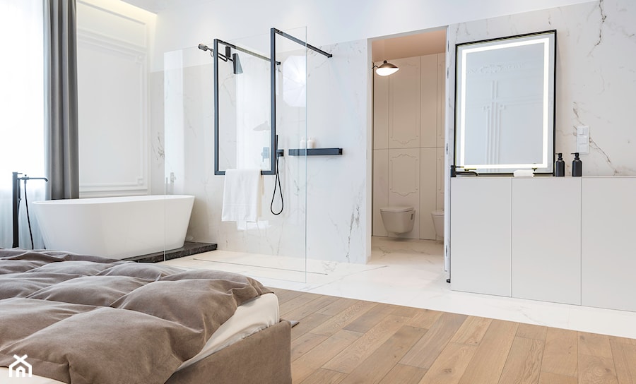NASCITURUS DESIGN - Średnia biała sypialnia z łazienką, styl glamour - zdjęcie od Dauksza Foto
