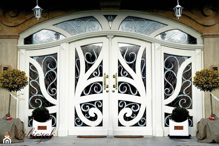 Drzwi zewnętrzne - Mały z kamienną podłogą z donicami na kwiaty taras z przodu domu z tyłu domu, styl glamour - zdjęcie od Pracownia Stolarska Dekor - Sebastian Kubiczek