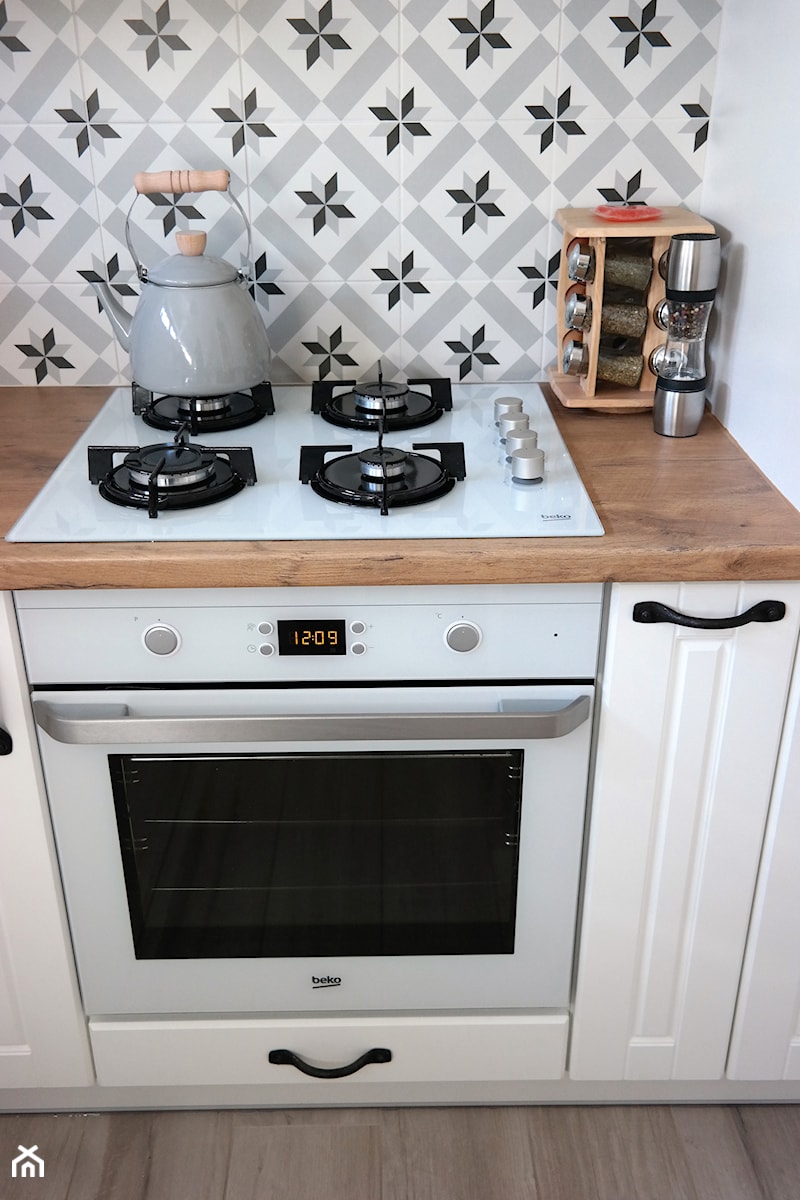 Kuchnia dla małej rodziny - Mała zamknięta biała z zabudowaną lodówką kuchnia jednorzędowa, styl skandynawski - zdjęcie od cornie