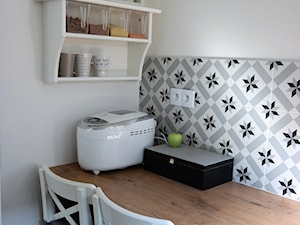 Kuchnia dla małej rodziny - Mała biała jadalnia w salonie w kuchni jako osobne pomieszczenie, styl skandynawski - zdjęcie od cornie