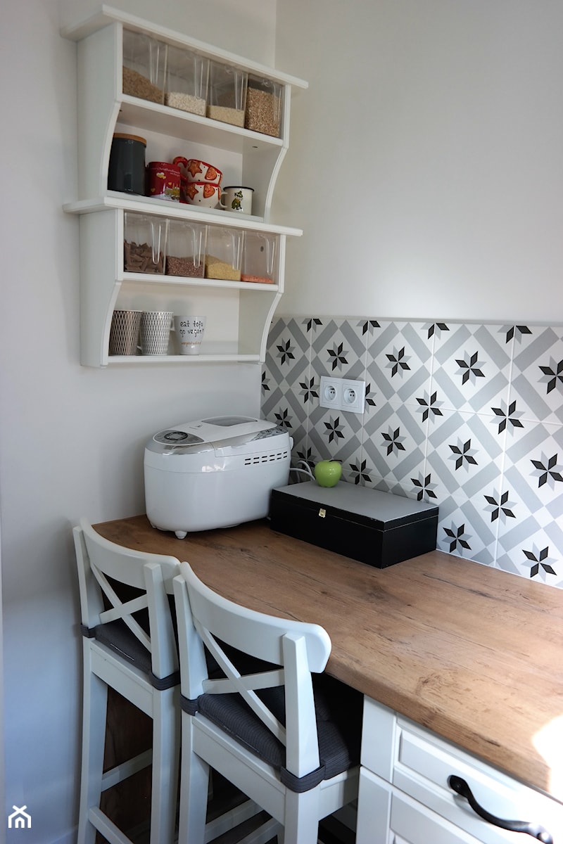 Kuchnia dla małej rodziny - Mała biała jadalnia w salonie w kuchni jako osobne pomieszczenie, styl skandynawski - zdjęcie od cornie
