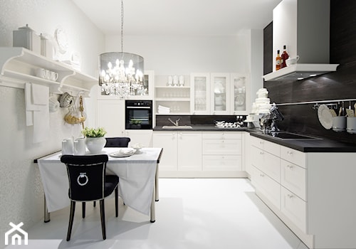 Kuchnie - Duża zamknięta biała czarna z zabudowaną lodówką z podblatowym zlewozmywakiem kuchnia w kształcie litery l, styl glamour - zdjęcie od Nolte