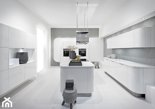 Kuchnie - Duża zamknięta szara z zabudowaną lodówką kuchnia z wyspą lub półwyspem z oknem, styl minimalistyczny - zdjęcie od Nolte