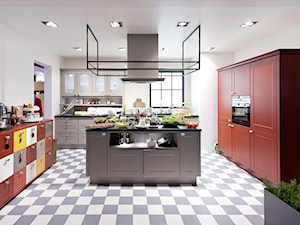 Kuchnie - Duża z czerwonymi frontami otwarta biała z zabudowaną lodówką kuchnia w kształcie litery u z wyspą lub półwyspem - zdjęcie od Nolte