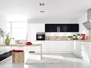 Kuchnie - Duża otwarta biała z zabudowaną lodówką z podblatowym zlewozmywakiem kuchnia w kształcie litery l - zdjęcie od Nolte