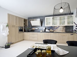 Kuchnie - Duża otwarta z zabudowaną lodówką kuchnia w kształcie litery l - zdjęcie od Nolte