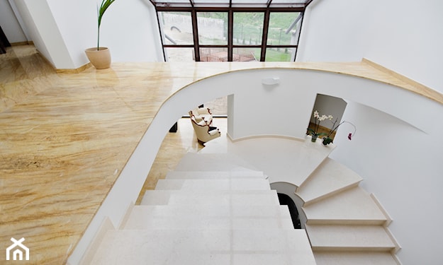 drewniana podłoga, białe schody bez balustrady, piętrowy dom