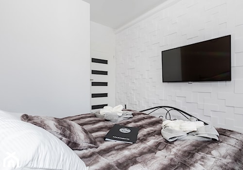 Apartament 41 metrów z przeznaczeniem pod wynajem - Mała biała sypialnia, styl minimalistyczny - zdjęcie od Apartments M&M- obsługa i aranżacja nieruchomości