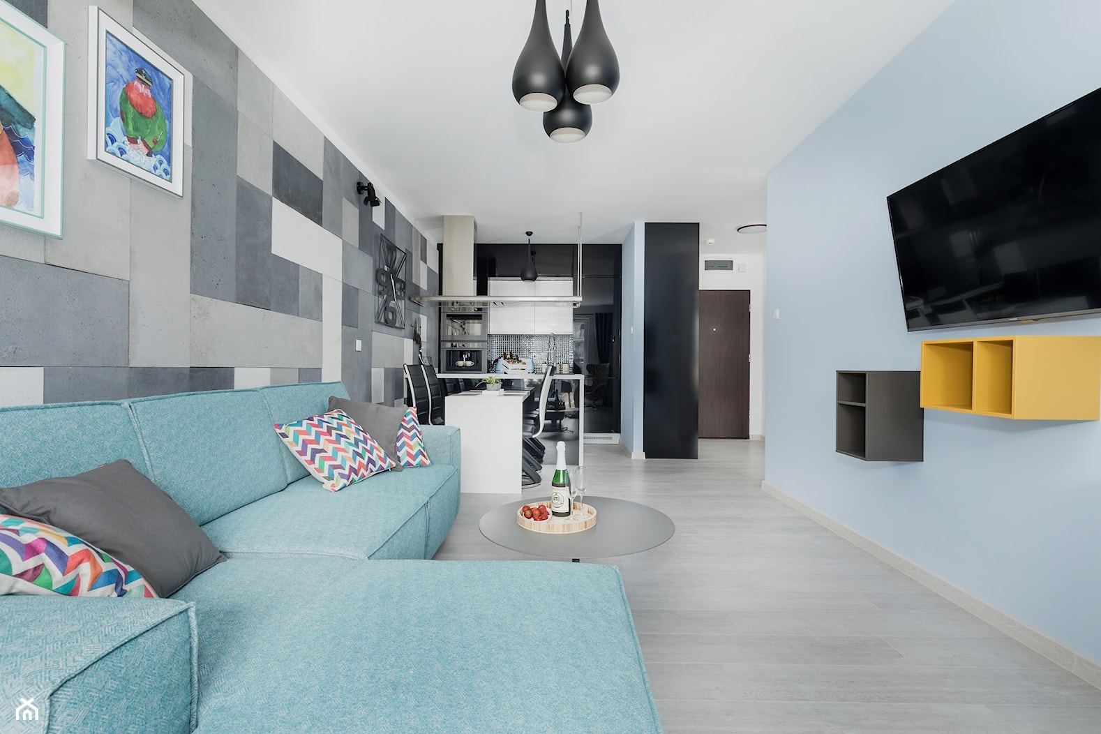 Design - Duży niebieski salon z kuchnią z jadalnią - zdjęcie od Apartments M&M- obsługa i aranżacja nieruchomości - Homebook