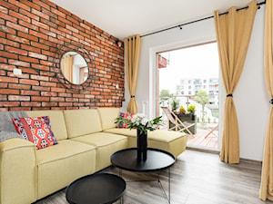 Apartament 41 metrów z przeznaczeniem pod wynajem - Mały biały salon z tarasem / balkonem, styl industrialny - zdjęcie od Apartments M&M- obsługa i aranżacja nieruchomości