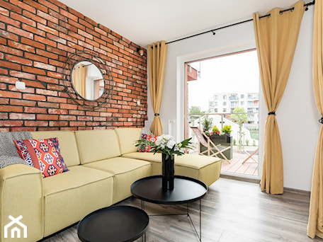 Aranżacje wnętrz - Salon: Apartament 41 metrów z przeznaczeniem pod wynajem - Mały biały salon z tarasem / balkonem, styl industrialny - Apartments M&M- obsługa i aranżacja nieruchomości. Przeglądaj, dodawaj i zapisuj najlepsze zdjęcia, pomysły i inspiracje designerskie. W bazie mamy już prawie milion fotografii!